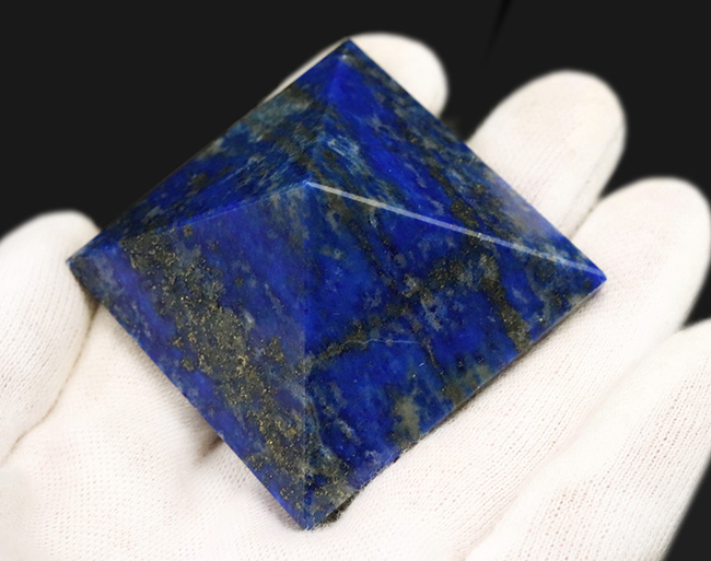 高貴な色、ブルーを呈する、ピラミッド型にカットされた、アフガニスタン産の天然ラピスラズリ(Lapis lazuli)の高品位標本(その3)