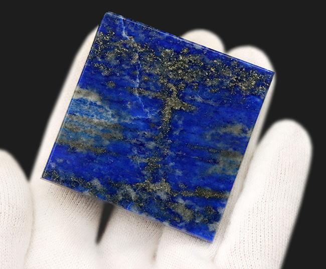 高貴な色、ブルーを呈する、ピラミッド型にカットされた、アフガニスタン産の天然ラピスラズリ(Lapis lazuli)の高品位標本(その6)