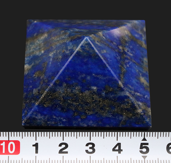 高貴な色、ブルーを呈する、ピラミッド型にカットされた、アフガニスタン産の天然ラピスラズリ(Lapis lazuli)の高品位標本(その7)