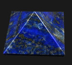 高貴な色、ブルーを呈する、ピラミッド型にカットされた、アフガニスタン産の天然ラピスラズリ（Lapis lazuli）の高品位標本