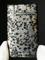 金属核とマントルの両方に起源を持つ、厚さ７ミリの分厚い、ケニア産の石鉄隕石、パラサイト標本