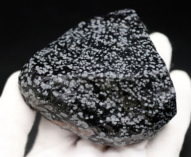 黒曜石のバラエティの一つ、夜空に雪が舞い散るかのような