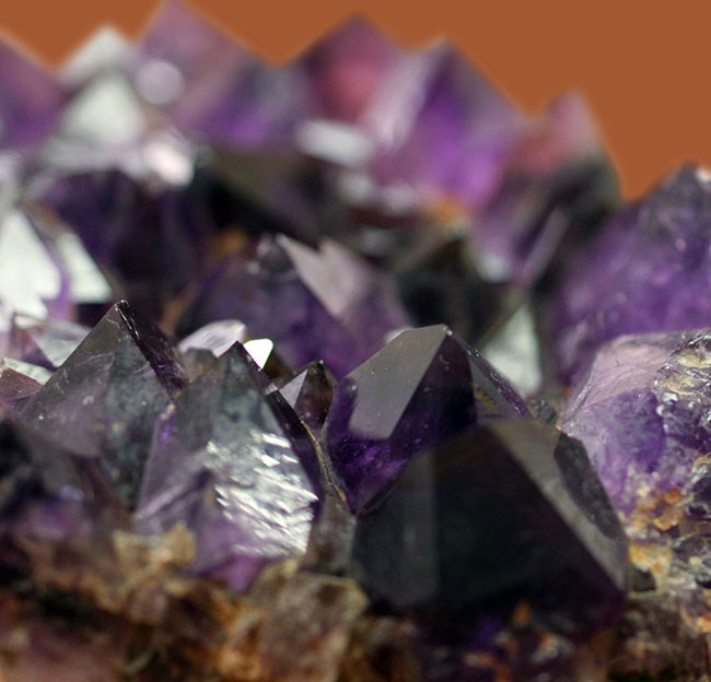 これぞ「紫」水晶と言いたくなる色の濃さ！宝石として知られるアメシスト（amethyst）の大きな原石（その1）