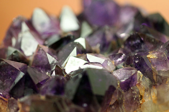 これぞ「紫」水晶と言いたくなる色の濃さ！宝石として知られるアメシスト（amethyst）の大きな原石（その10）