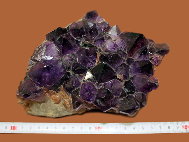 これぞ「紫」水晶と言いたくなる色の濃さ！宝石として知られるアメシスト（amethyst）の大きな原石（その11）
