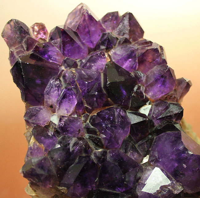 これぞ「紫」水晶と言いたくなる色の濃さ！宝石として知られるアメシスト（amethyst）の大きな原石（その12）