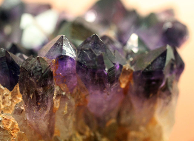 これぞ「紫」水晶と言いたくなる色の濃さ！宝石として知られるアメシスト（amethyst）の大きな原石（その13）