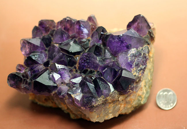 これぞ「紫」水晶と言いたくなる色の濃さ！宝石として知られるアメシスト（amethyst）の大きな原石（その14）