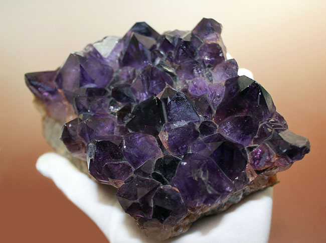 これぞ「紫」水晶と言いたくなる色の濃さ!宝石として知られるアメシスト(amethyst)の大きな原石(その2)