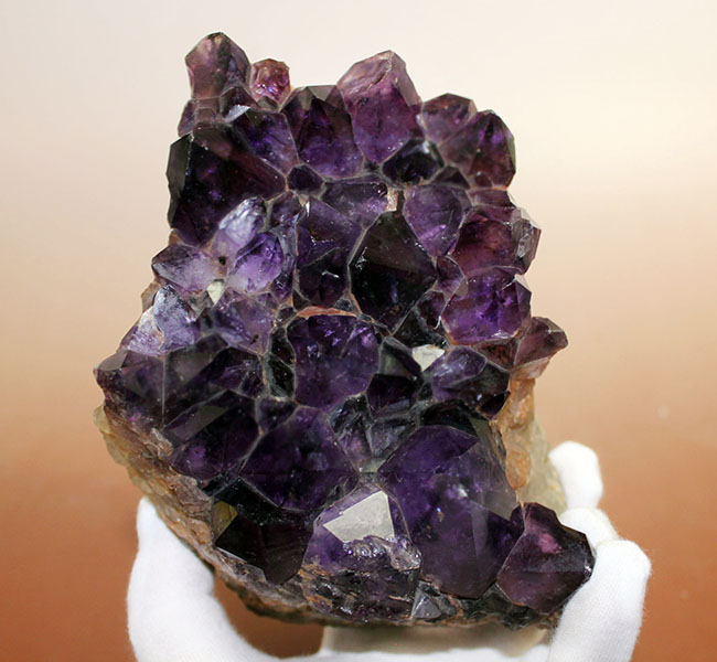 これぞ「紫」水晶と言いたくなる色の濃さ!宝石として知られるアメシスト(amethyst)の大きな原石(その4)