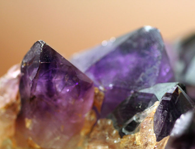 これぞ「紫」水晶と言いたくなる色の濃さ!宝石として知られるアメシスト(amethyst)の大きな原石(その5)