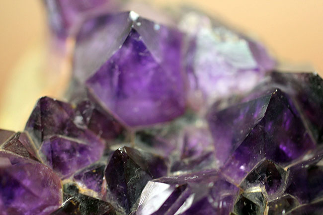 これぞ「紫」水晶と言いたくなる色の濃さ!宝石として知られるアメシスト(amethyst)の大きな原石(その6)