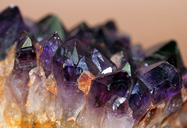 これぞ「紫」水晶と言いたくなる色の濃さ！宝石として知られるアメシスト（amethyst）の大きな原石（その7）