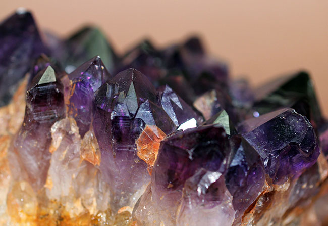 これぞ「紫」水晶と言いたくなる色の濃さ!宝石として知られるアメシスト(amethyst)の大きな原石(その7)