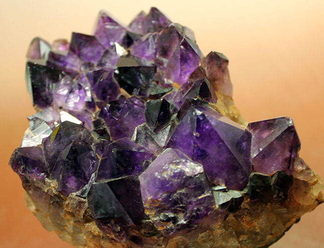 これぞ「紫」水晶と言いたくなる色の濃さ!宝石として知られるアメシスト(amethyst)の大きな原石(その8)