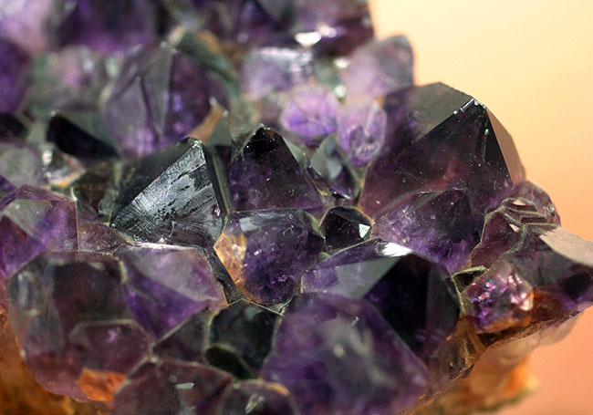 これぞ「紫」水晶と言いたくなる色の濃さ！宝石として知られるアメシスト（amethyst）の大きな原石（その9）