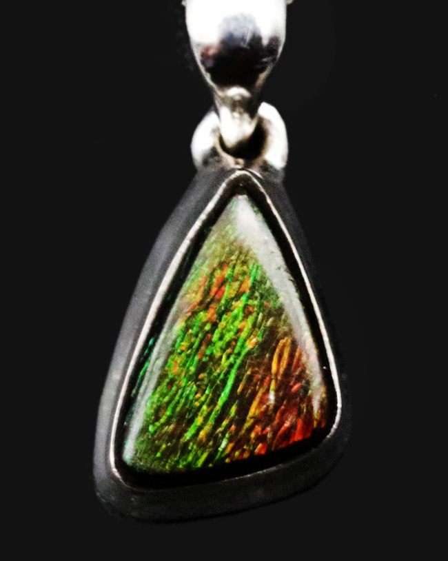 緑から赤への色の変化にご注目！遊色アンモナイトの王様！アンモ”ラ”イト（Ammolite）を使ったペンダントトップ。金具はスターリングシルバー。チェーン、革紐、ジュエリーケース付き（その1）