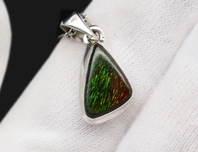 緑から赤への色の変化にご注目！遊色アンモナイトの王様！アンモ”ラ”イト（Ammolite）を使ったペンダントトップ。金具はスターリングシルバー。チェーン、革紐、ジュエリーケース付き（その5）