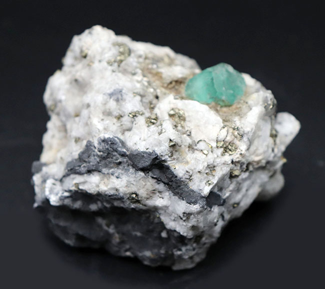 訳ありリーズナブル提供！グリーンを呈する緑柱石（エメラルド）の原石