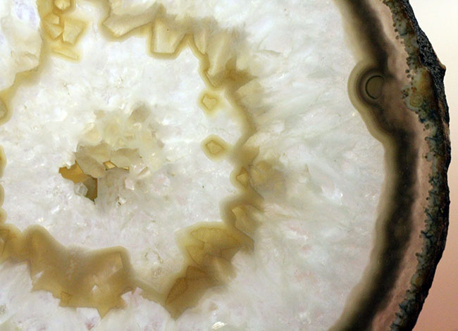 円環状のブラジル産メノウ(Agate)。まさに地球代表。(その1)