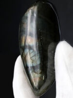 特有の遊色、ラブラドレッセンスを示す人気の鉱物、ラブラドライト（Labradorite）
