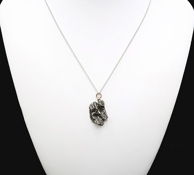 鉄隕石カンポ・デル・シエロのペンダントトップ（シルバーチェーン＆高級ジュエリーケース付き）（その2）