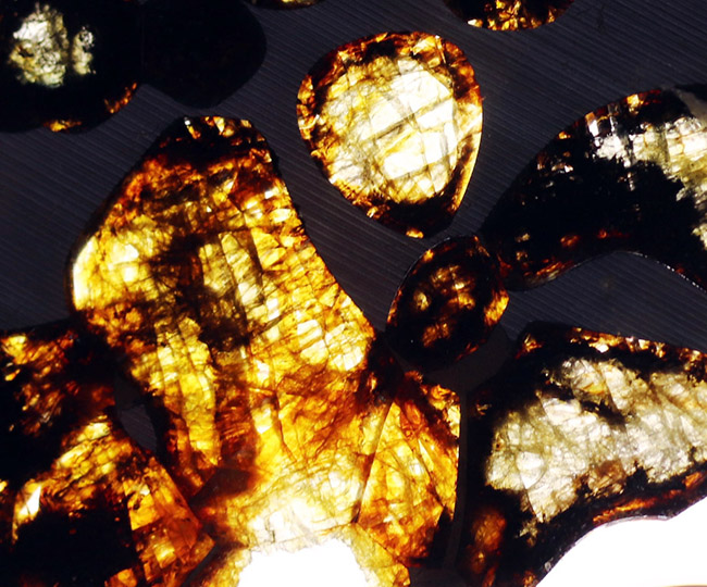 美しいかんらん石にご注目！２０１６年に発見された新しいパラサイト隕石、ケニヤ産パラサイト隕石。専用保管ケース付き。（本体防錆処理済み）（その5）