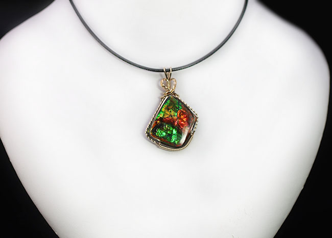アンモライト(Ammolite)と14金ゴールドフィルのコラボが。一点もののペンダントトップ。チェーン、黒紐、ジュエリーケース付き(その2)