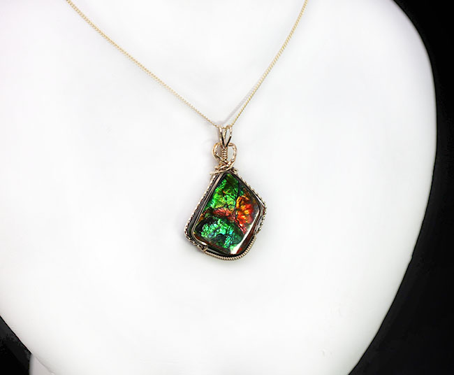 アンモライト(Ammolite)と14金ゴールドフィルのコラボが。一点もののペンダントトップ。チェーン、黒紐、ジュエリーケース付き(その4)
