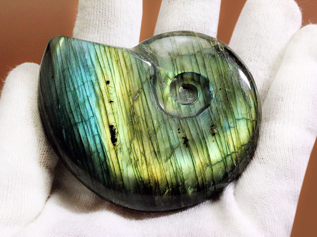 上質なラブラドレッセンス!輝きの強さは一目瞭然。アンモナイトシェイプの鉱物ラブラドライト(Labradorite)(その5)