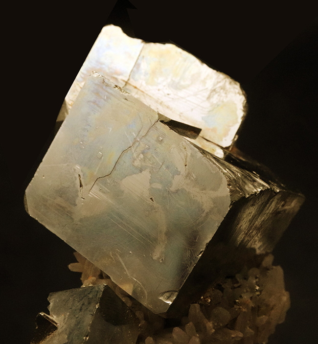 母岩付き・8.4cm幅 ペルー産黄鉄鉱（Pyrite）｜大型キューブ結晶が際立つ自然結晶標本（その2）