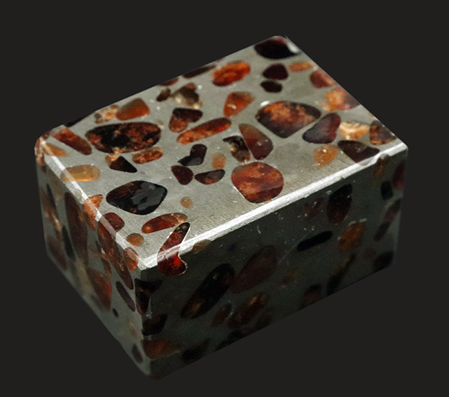 ワンランク上の保存状態！人気のキューブ型標本、重量感あふれる高級なパラサイト隕石（その2）