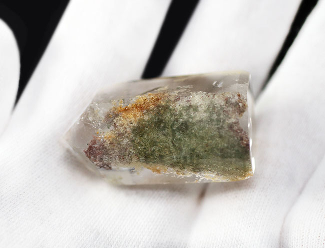 緑や茶など植物のような味わいを持った不思議な水晶、ガーデンクォーツ