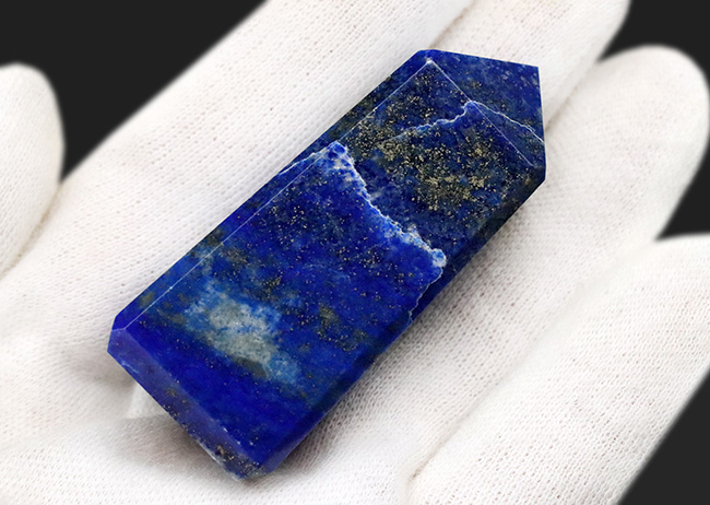 これぞラピスラズリ（（Lapis lazuli））というべき、素晴らしい青を呈する天然鉱石のタワー標本（その6）