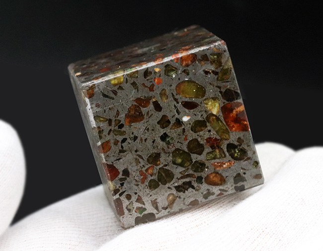 人気のキューブ型！世界で最も美しい隕石の一つ！ケニア産の上質な