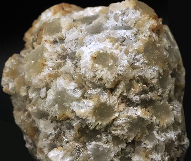 石の上に美しい「花」が咲き乱れた、現存数の限られる、未採掘産地……島根県大田市松城鉱山産アラゴナイト／霰石（Aragonite・あられいし）（その1）