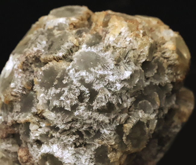 石の上に美しい「花」が咲き乱れた、現存数の限られる、未採掘産地……島根県大田市松城鉱山産アラゴナイト／霰石（Aragonite・あられいし）（その5）