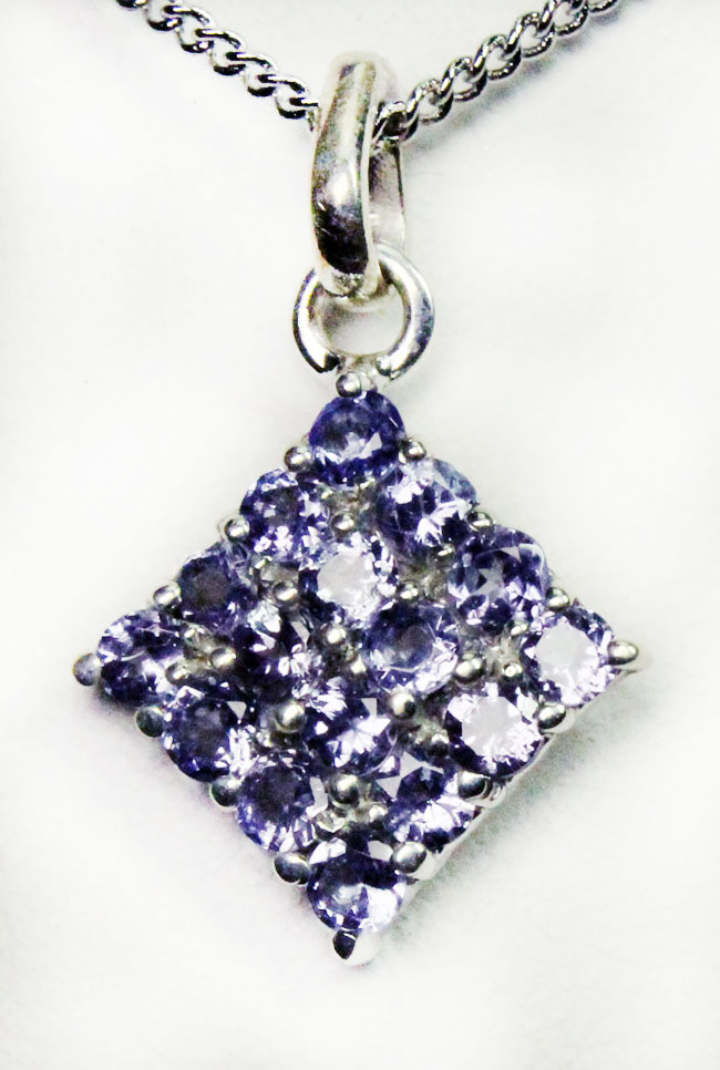 サファイヤブルーを呈する、高品位のタンザナイト(Tanzanite)を使ったペンダントトップ(その1)
