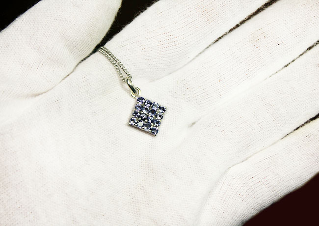 サファイヤブルーを呈する、高品位のタンザナイト(Tanzanite)を使ったペンダントトップ(その4)