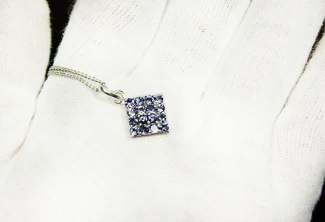 サファイヤブルーを呈する、高品位のタンザナイト(Tanzanite)を使ったペンダントトップ(その5)