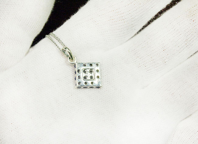 サファイヤブルーを呈する、高品位のタンザナイト(Tanzanite)を使ったペンダントトップ(その6)