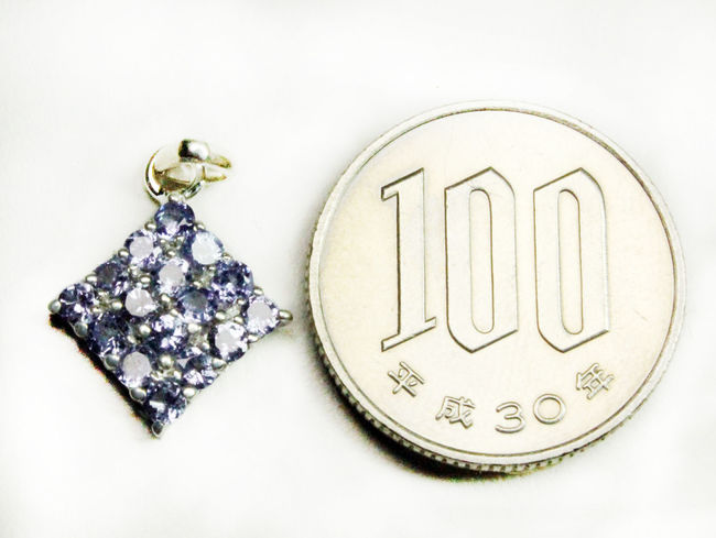 サファイヤブルーを呈する、高品位のタンザナイト(Tanzanite)を使ったペンダントトップ(その7)