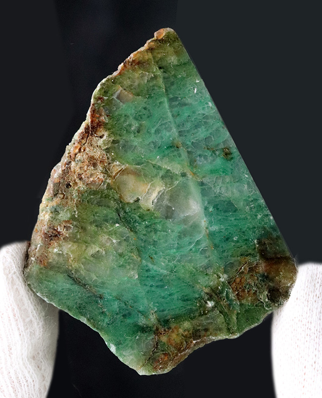 アフリカンジェイドの名で知られる、鮮やかな緑を呈する鉱物（その1）