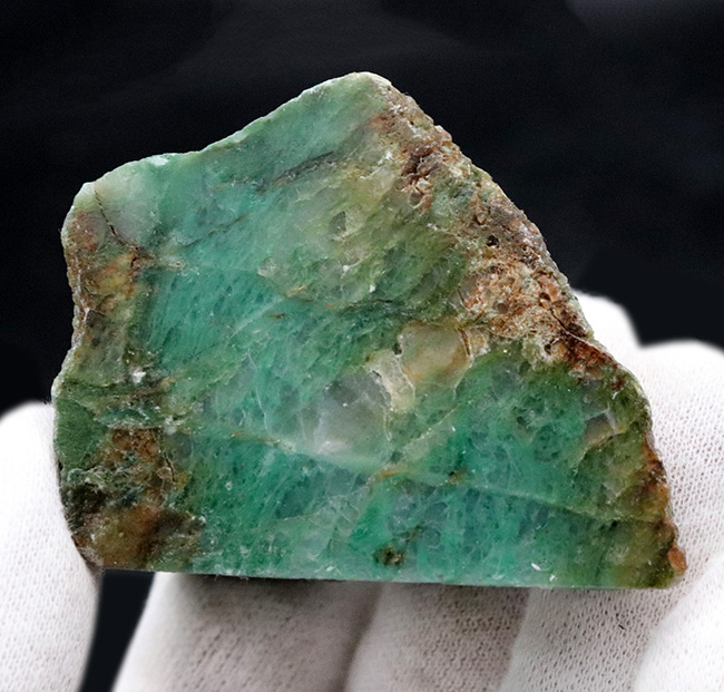 アフリカンジェイドの名で知られる、鮮やかな緑を呈する鉱物(その2)