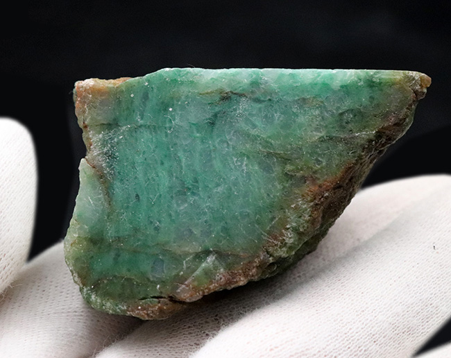 アフリカンジェイドの名で知られる、鮮やかな緑を呈する鉱物（その3）