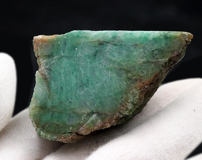 アフリカンジェイドの名で知られる、鮮やかな緑を呈する鉱物(その3)