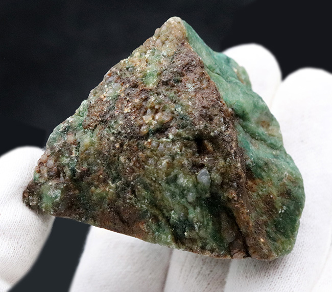 アフリカンジェイドの名で知られる、鮮やかな緑を呈する鉱物(その5)