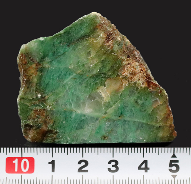 アフリカンジェイドの名で知られる、鮮やかな緑を呈する鉱物（その6）