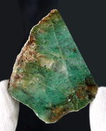 アフリカンジェイドの名で知られる、鮮やかな緑を呈する鉱物