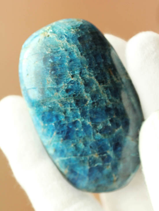 目の覚めるような青を呈するブルーアパタイト（Blue apatite）のカボション（その1）